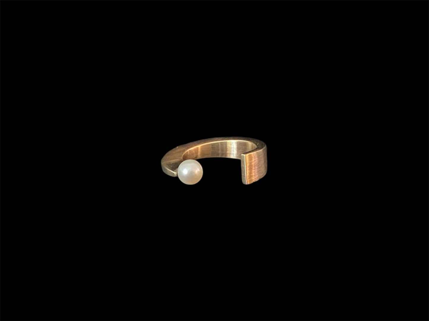 Hug Ring brass